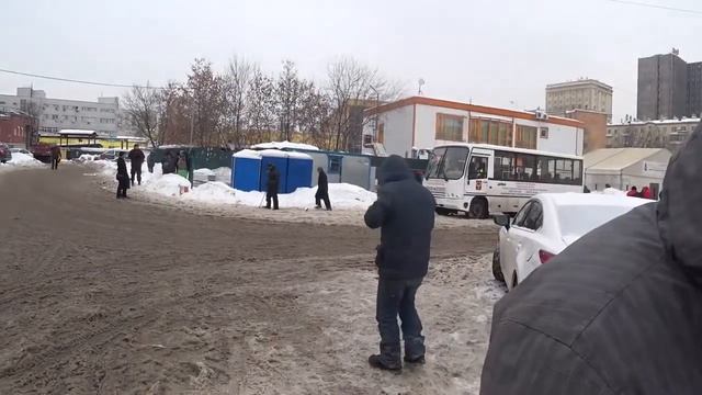 РАЗДАЮ БЛИНЫ С КРАСНОЙ ИКРОЙ БЕЗДОМНЫМ -