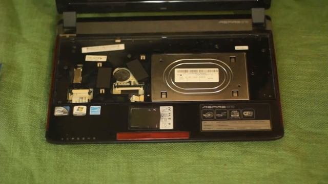 Как правильно разобрать нетбук Acer Aspire One 532h.