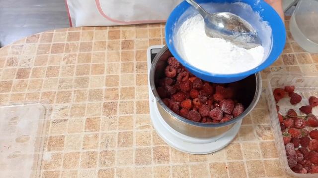 Малиновый кули - идеальная начинка для любого торта! Готовится просто, на вкус- идеально!