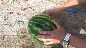 СКИНУЛ АЙФОН 6 В АРБУЗЕ С 5 ЭТАЖА - СМОЖЕТ ЛИ АРБУЗ ЗАЩИТИТЬ ТЕЛЕФОН.