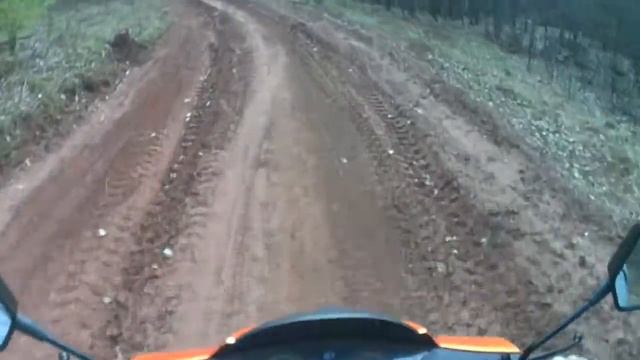 подъем в крутую гору на скутере и спуск с неё + падение. смотреть онлайн