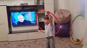 Как научиться крутить обруч