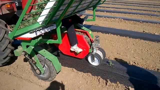 Sadilica rasada na foliju FTM 1; Trasplanting machine FTM 1; Pflanzmachine FTM 1 смотреть онлайн