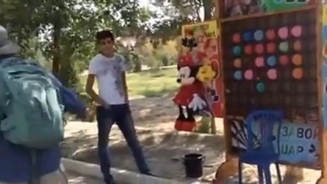 popping ballons in Samani Park in Bukhara, Uzbekistan смотреть онлайн