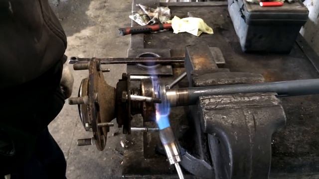 Замена подшипника полуоси на НИВЕ. (Война с опорной шайбой) смотреть ...