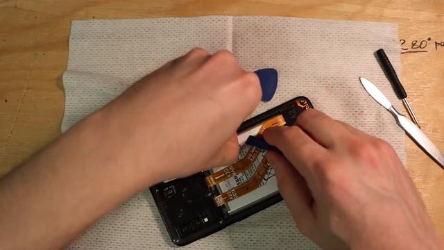 ЗАМЕНА ЭКРАНА НА СМАРТФОНЕ СВОИМИ РУКАМИ / Samaung Galaxy A20 смотреть онлайн