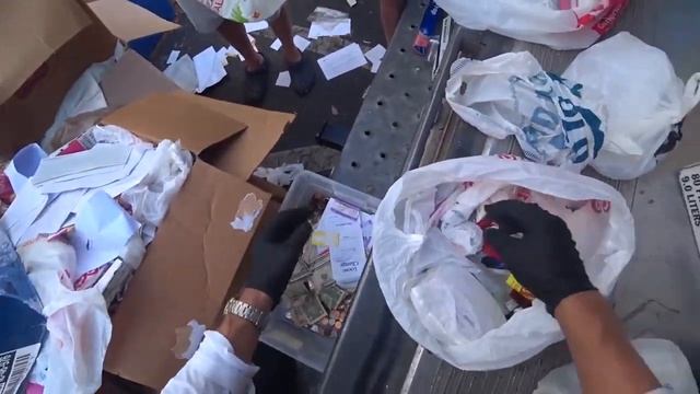 Аукцион контейнеров. Отдали $3500 за несколько коробок. Нашли деньги в мусоре.