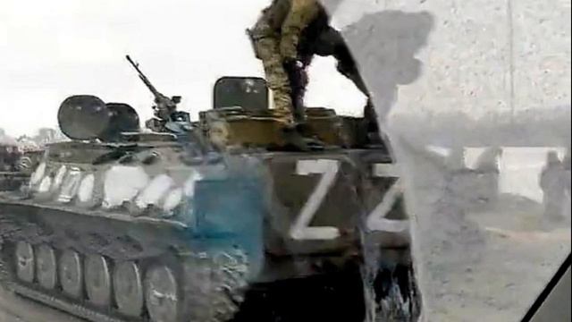 Срочно! Москва готовится к атаке! Нанесли на бронетехнику отметку «Z» белой краской! смотреть онлайн