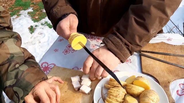 Вкуснятина на мангале/ Картошка с салом