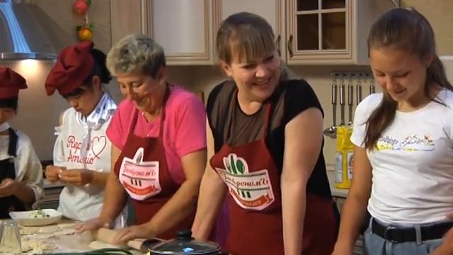 Японские и русские школьники сошлись в кулинарном поединке в шоу «ГастрономЪ»