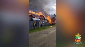 В Красноярском крае транспортные полицейские эвакуировали имущество местных жителей во время пожара