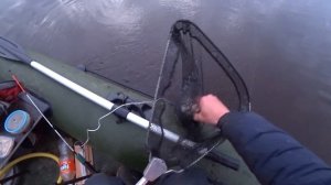 Рыбалка на реке с лодки ,дедовской снастью (хитрая удочка).