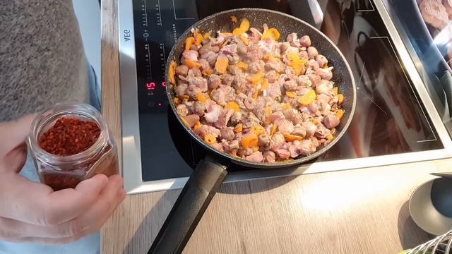 Потрясающее жаркое в горшочках да с потрошками! Очень вкусная еда. Старинный рецепт.