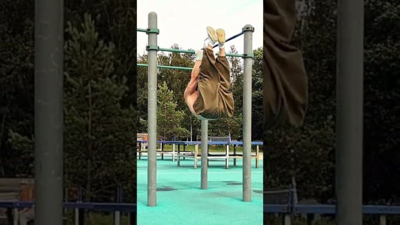 #calisthenics . Мой 55 год.    Супер-серия подтягивания с уголком и поднесение ног к турнику.