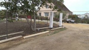 Бетонирование столбиков забора. Заливка отмостки.