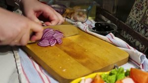 САЛАТ С КОПЧЕНОЙ ГРУДКОЙ И ТВОРОЖНЫМ СЫРОМ