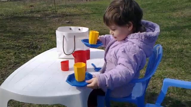 Катя готовит на даче яичницу смотреть онлайн