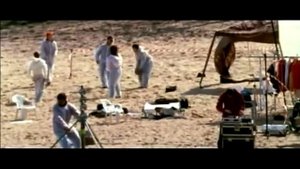 Бумбокс - белые обои , черная посуда.
