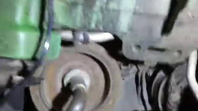 Откручиваем шкив коленвала . Ремонт Рено Кенгу. смотреть онлайн