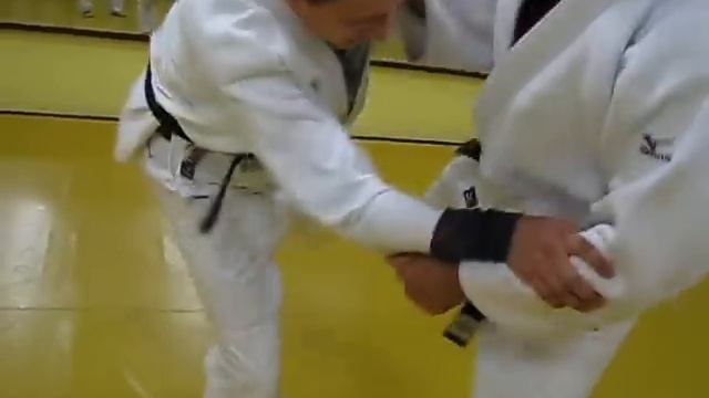 Классическая комбинация в самбо и дзюдо: зацеп изнутри разноименной- подсечка боковая в темп.