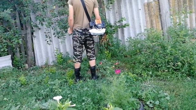 Сын косит ТРИММЕРОМ траву МОИ ЛЮБИМЫЕ ЦВЕТЫ