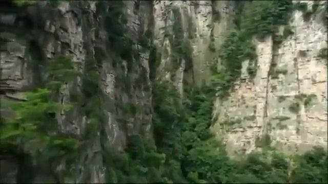 Гиганские скальные столбы в Национальном  парке Чжанцзяцзе