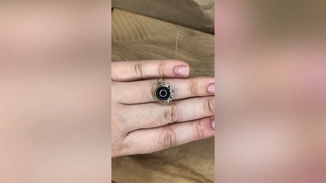 Женское серебряное кольцо DEN'O с гранатом, золотом и куб.цирконом. Артикул MVR1536GGR. смотреть онлайн