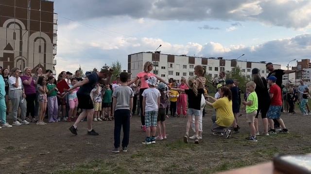 Праздник школьного двора "Путешествие в страну каникул" смотреть онлайн