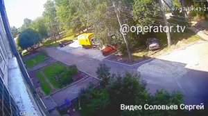 Ребенок упал с четвертого этажа! Его поймали рабочие. Ленинградская область.