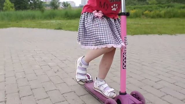 Дашуля на самокате