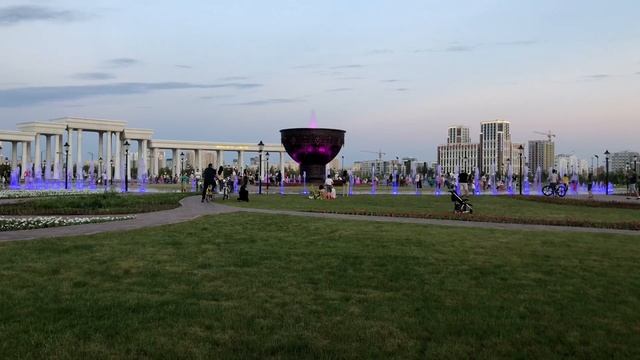 Вечернее шоу фонтанов, Ботанический сад, Нур-Султан (Астана) Казахстан смотреть онлайн