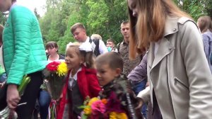 10 Школьники заходят в школу