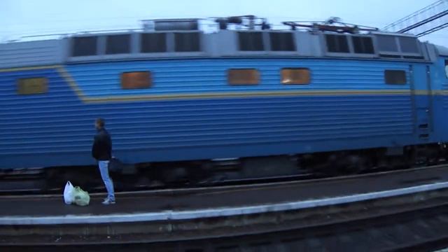 Приветливый машинист ЧС8 - 018 на ст.Миргород смотреть онлайн