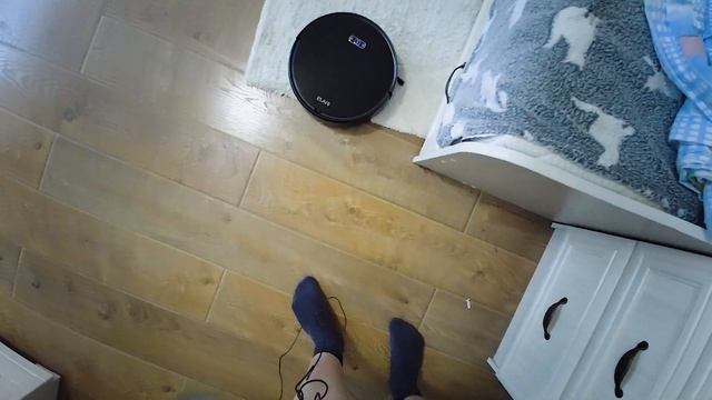 РАСПАКОВКА И ОБЗОР  НА РОБОТА ПЫЛЕСОСА  ELARI SmartBot Brush SBT-001А