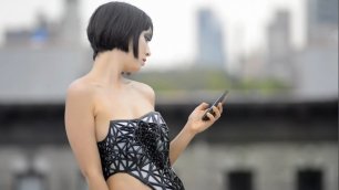 «Умное» платье обнажает тело по мере активности в соцсетях
