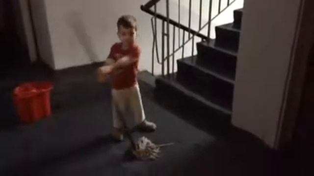 Тимыч помогает мыть полы в подъезде 25.02.2017 смотреть онлайн