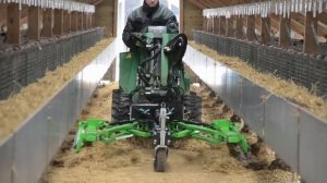 Мини-погрузчик Avant и грабли для уборки навоза из под норковых клеток