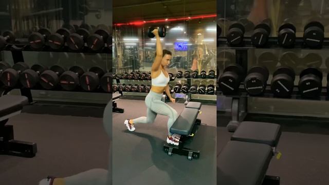 Приседания на 1 ноге стоя у скамьи с жимом гантели смотреть онлайн