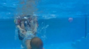 Плавание ребенка в 1 год и 2 месяца. Подводная съемка. Супер позитив. Малыш ныряет и плавает сам