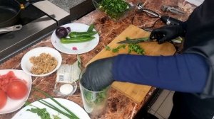 Салат из помидоров и огурцов с грецкими орехами по-грузински