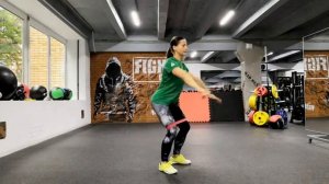 Приседания с резиной вокруг колен