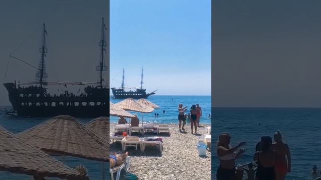 Пиратский корабль Monster проплывает мимо пляжа/ Monster pirate ship sails past the beach