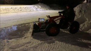 Мотоблок МТЗ с самодельным адаптером и лопатой помог разбить снежный бруствер!