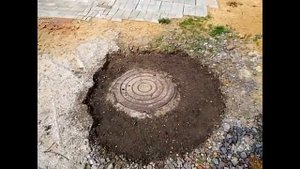 Бетонный люк сливной ямы.