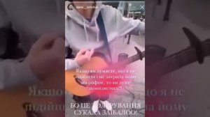 Украинская беженка набросилась на уличного певца в Варшаве из-за исполнения песни на русском языке.
