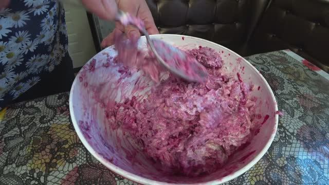 Рецепт салата со свеклой и чесноком