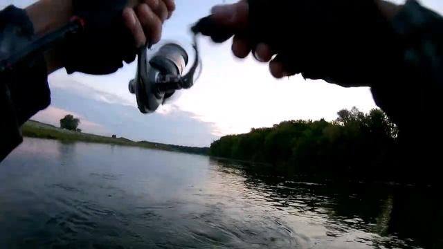 Бодрая щучка на перекате ранним утром. Ультралайт. смотреть онлайн