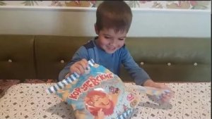 КАКОЙ ПОДАРОК ПОПАЛСЯ ВАНЕ В КУКУРУЗНЫХ ПАЛОЧКАХ?? РАСПАКОВКА !