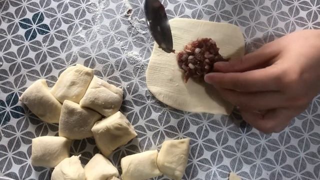 Дайын қатпарлы қамырдан самса. Самса из готового слоенного теста. Самса с мясом. Закуски.