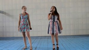 А внутри у него розы тёмно-алые